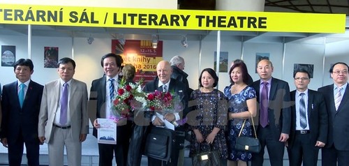 Czech-Vietnamese dictionary honored - ảnh 1